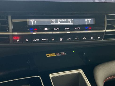 Used 2025 Toyota Sienna XSE w/ XSE Premium Package image 19