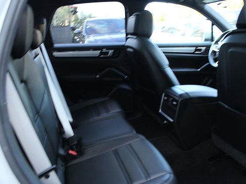 Used 2022 Porsche Cayenne Platinum Edition image 19