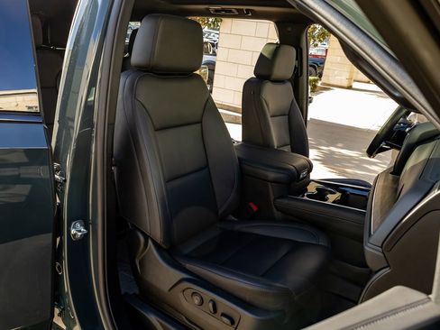 Used 2025 Chevrolet Tahoe Z71 w/ Comfort Package image 30