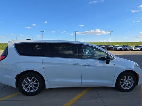 Used 2024 Chrysler Pacifica Touring-L FWD image 4