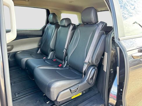 Used 2025 Kia Carnival FWD image 24