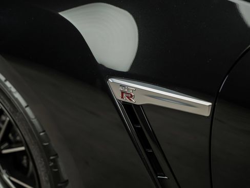 Used 2021 Nissan GT-R Premium AWD/4WD image 25