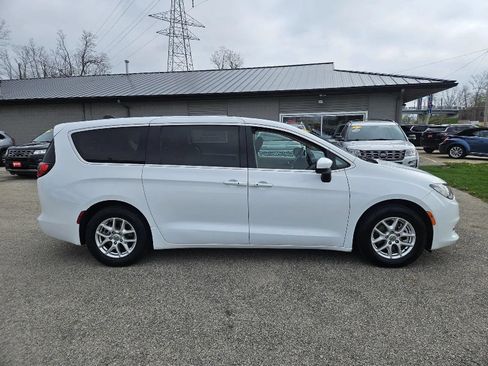 Used 2022 Chrysler Voyager LX FWD image 5