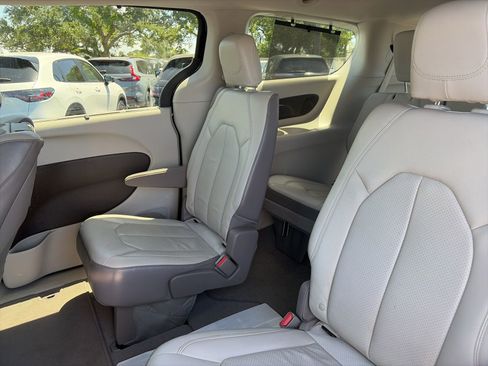 Used 2017 Chrysler Pacifica Touring-L Plus w/ Tire & Wheel Group FWD image 7