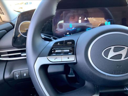 Used 2025 Hyundai Elantra Limited image 24