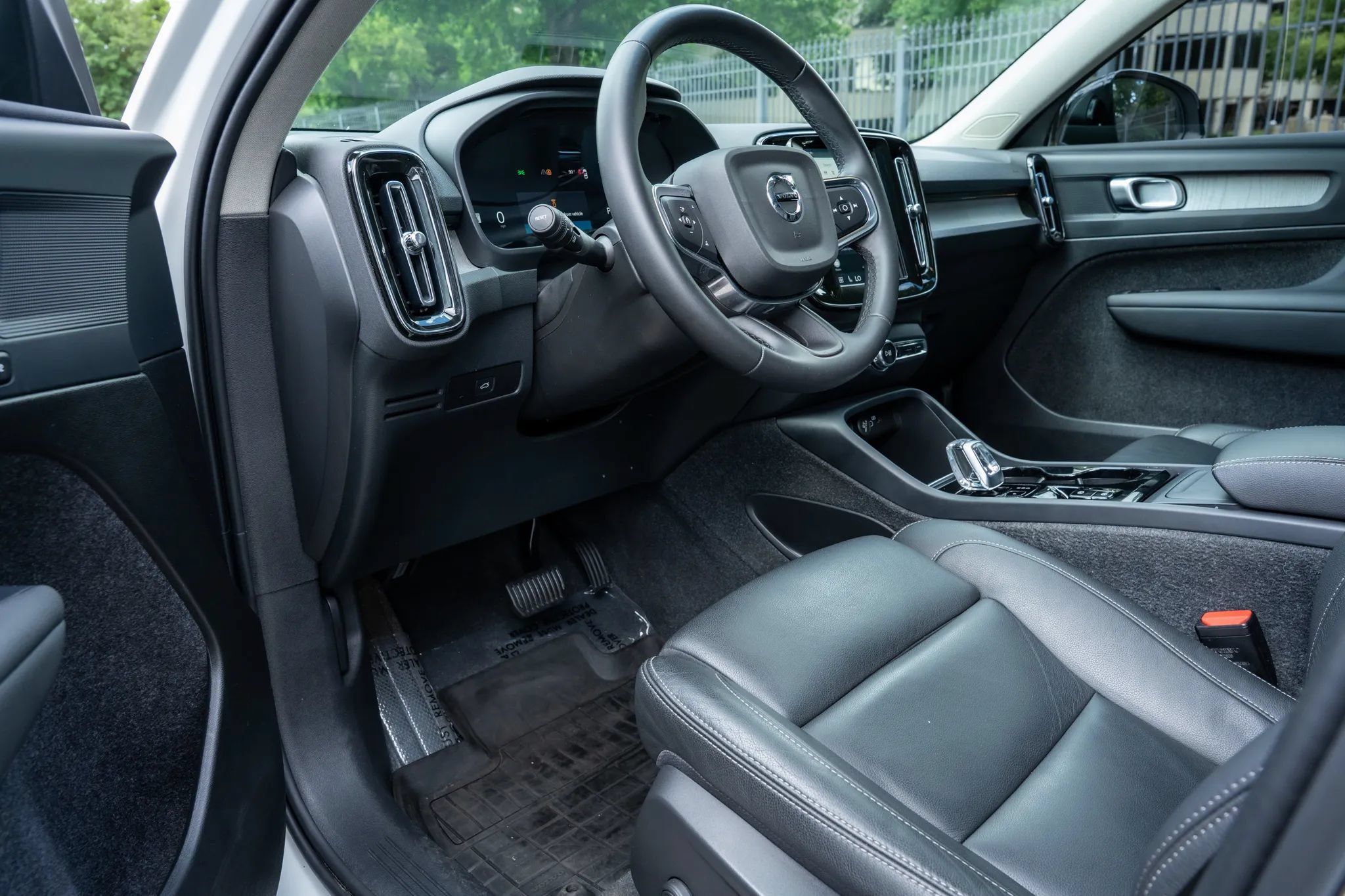 Used 2024 Volvo XC40 B5 Plus AWD/4WD image 10