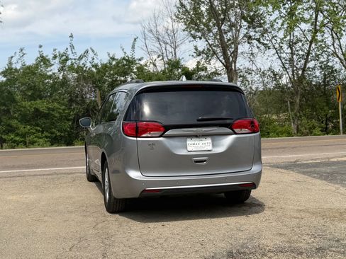 Used 2017 Chrysler Pacifica Touring-L image 18