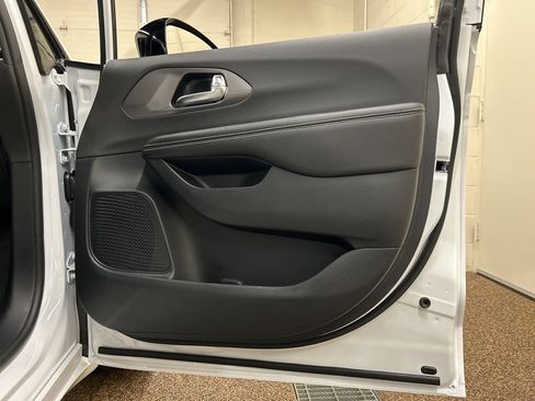 New 2026 Chrysler Pacifica Select FWD image 16