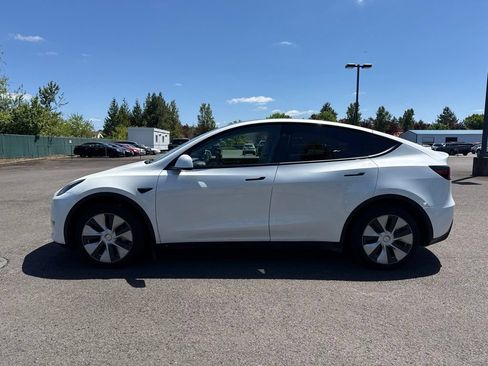 Used 2024 Tesla Model Y Long Range RWD image 4