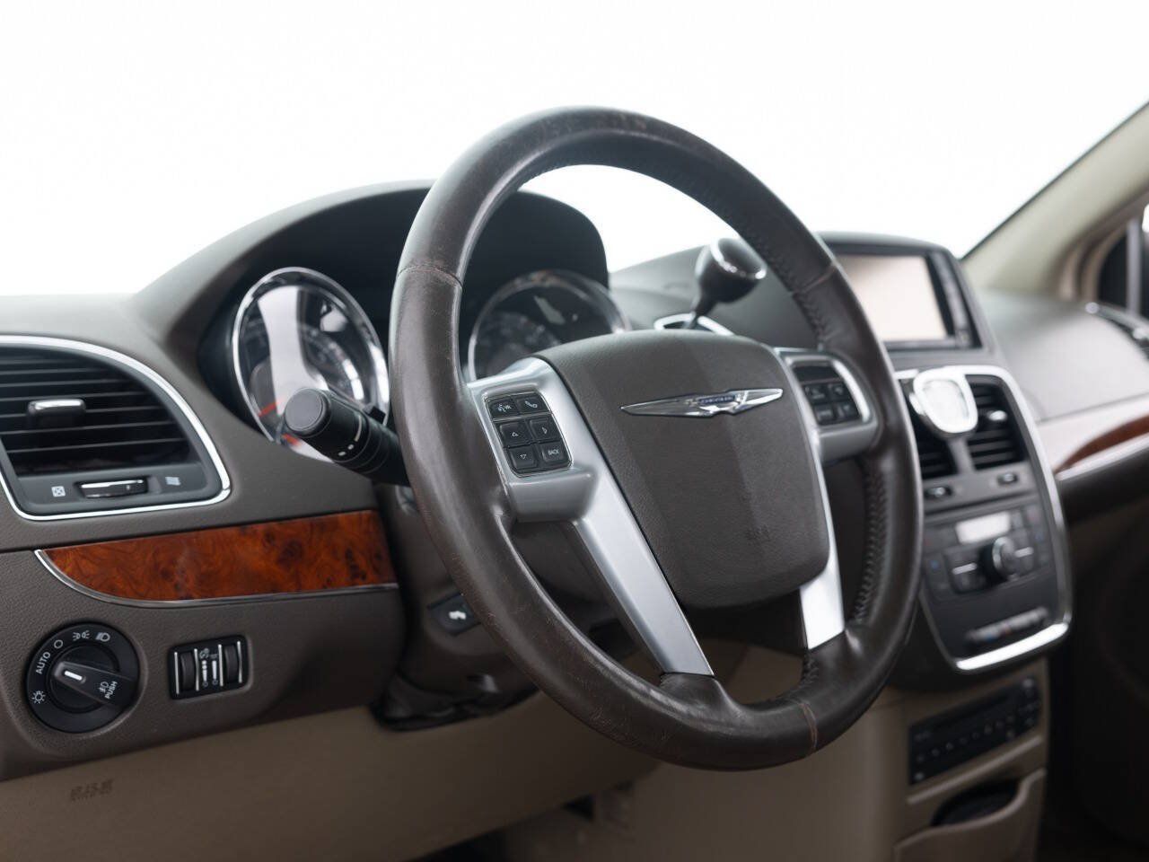 Used 2012 Chrysler Town & Country Touring-L w/ Entertainment Group #2 FWD image 23