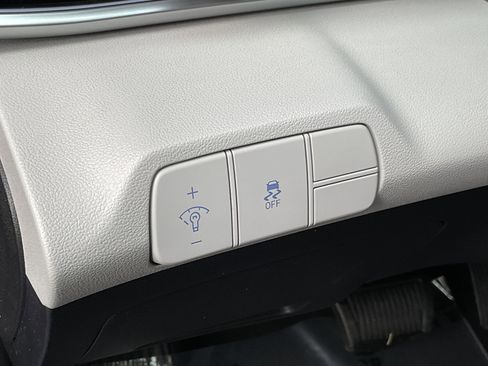 Used 2024 Hyundai Elantra Limited image 28