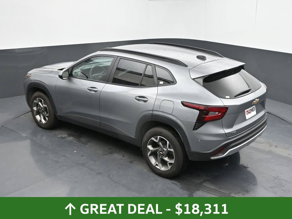 Used 2025 Chevrolet Trax LT FWD image 35