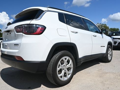 Used 2024 Jeep Compass Latitude AWD/4WD image 2