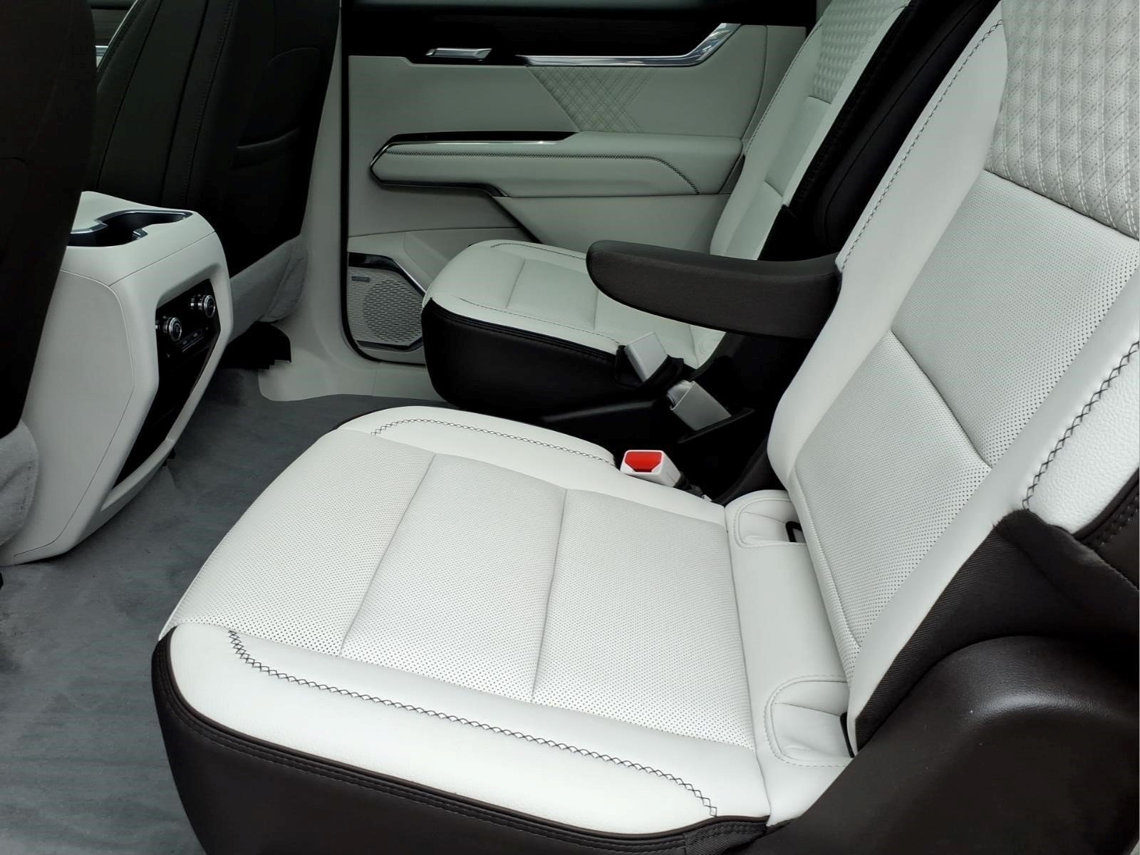 Used 2024 GMC Acadia Denali w/ Super Cruise Package FWD image 16
