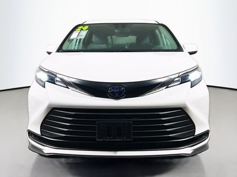 Used 2024 Toyota Sienna LE image 11