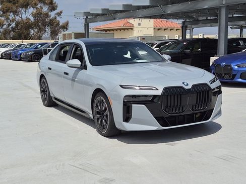 Used 2025 BMW i7 eDrive50 w/ M Sport Package RWD image 3