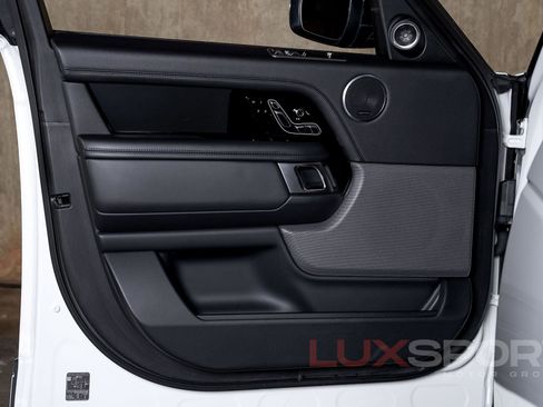 Used 2019 Land Rover Range Rover HSE image 17