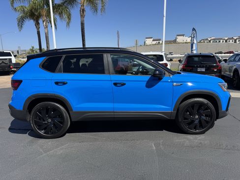 Used 2024 Volkswagen Taos SE image 11