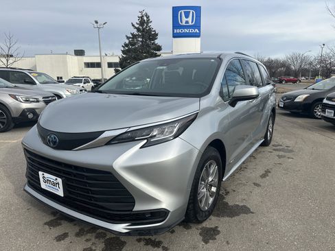 Used 2021 Toyota Sienna LE image 1