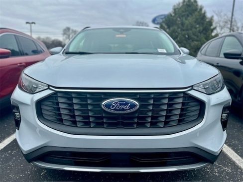 New 2025 Ford Escape SE image 2
