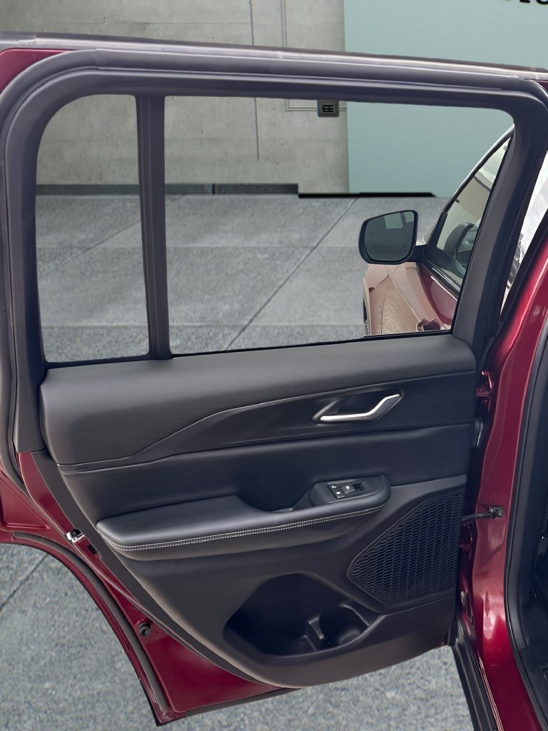 Used 2024 Jeep Grand Cherokee Laredo RWD image 12
