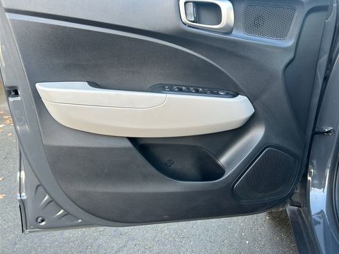 Used 2025 Hyundai Venue SEL image 22