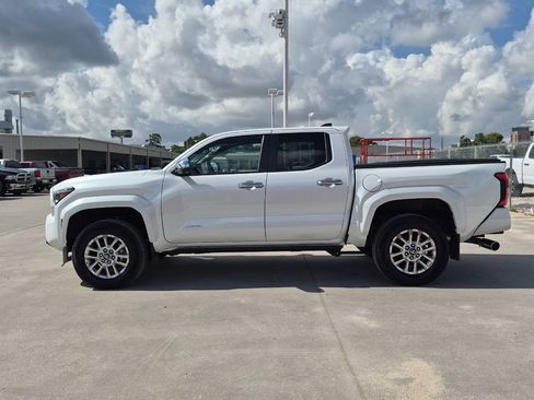 Used 2025 Toyota Tacoma Limited AWD/4WD image 3