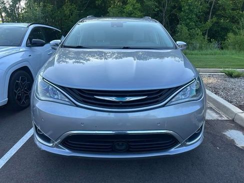 Used 2018 Chrysler Pacifica Limited w/ Advanced Safetytec Group FWD image 3