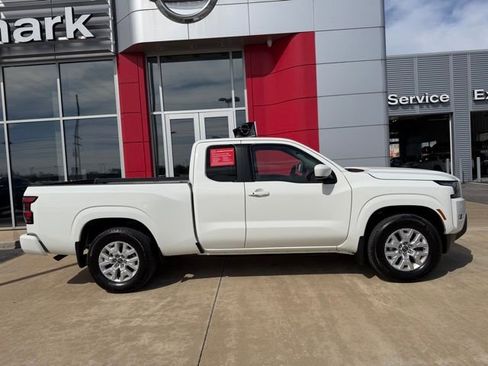 Used 2024 Nissan Frontier SV w/ SV Convenience Package RWD image 3