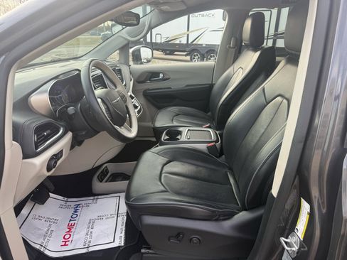 Used 2017 Chrysler Pacifica Limited image 9