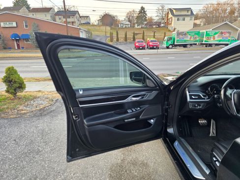 Used 2017 BMW 740e xDrive image 10