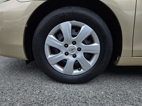 Used 2010 Toyota Camry LE image 12