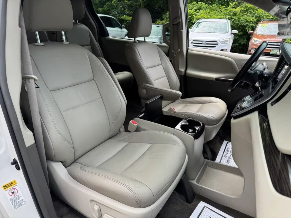 Used 2015 Toyota Sienna XLE FWD image 19