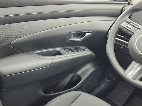 Certified 2025 Hyundai Tucson SE image 11