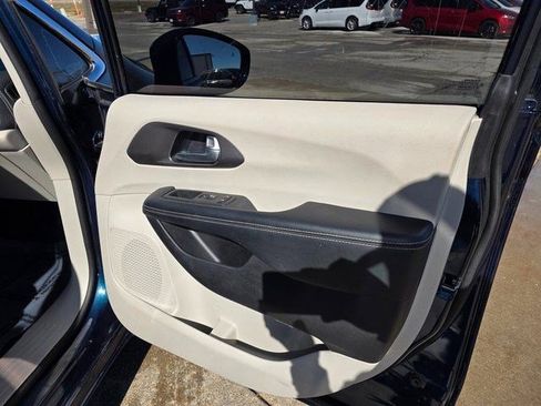 Used 2022 Chrysler Pacifica Touring-L AWD/4WD image 18
