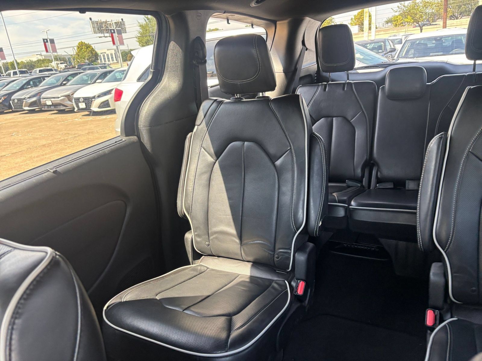 Used 2025 Chrysler Pacifica Limited FWD image 43