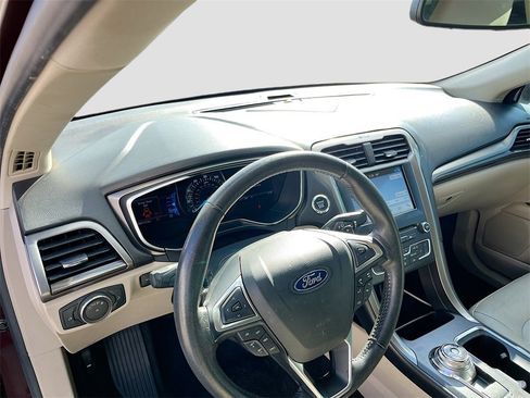 Used 2018 Ford Fusion SE w/ Fusion SE Technology Package image 9