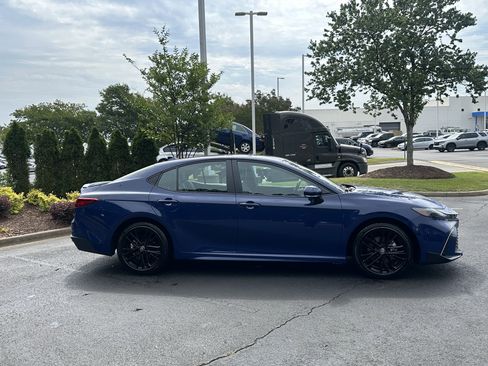 Used 2025 Toyota Camry SE w/ Convenience Package FWD image 11