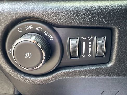 Used 2025 Chrysler Pacifica Select FWD image 29