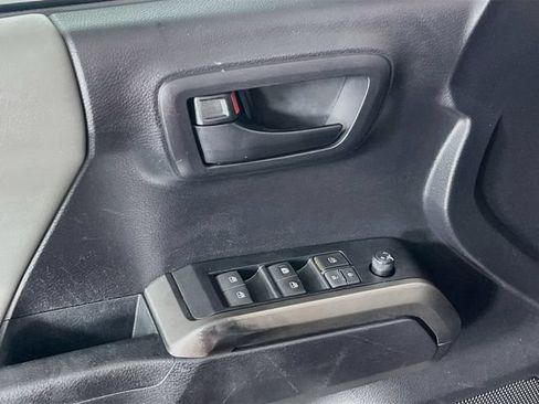 Used 2020 Toyota Tacoma SR5 AWD/4WD image 19
