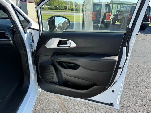 New 2025 Chrysler Pacifica Limited FWD image 23