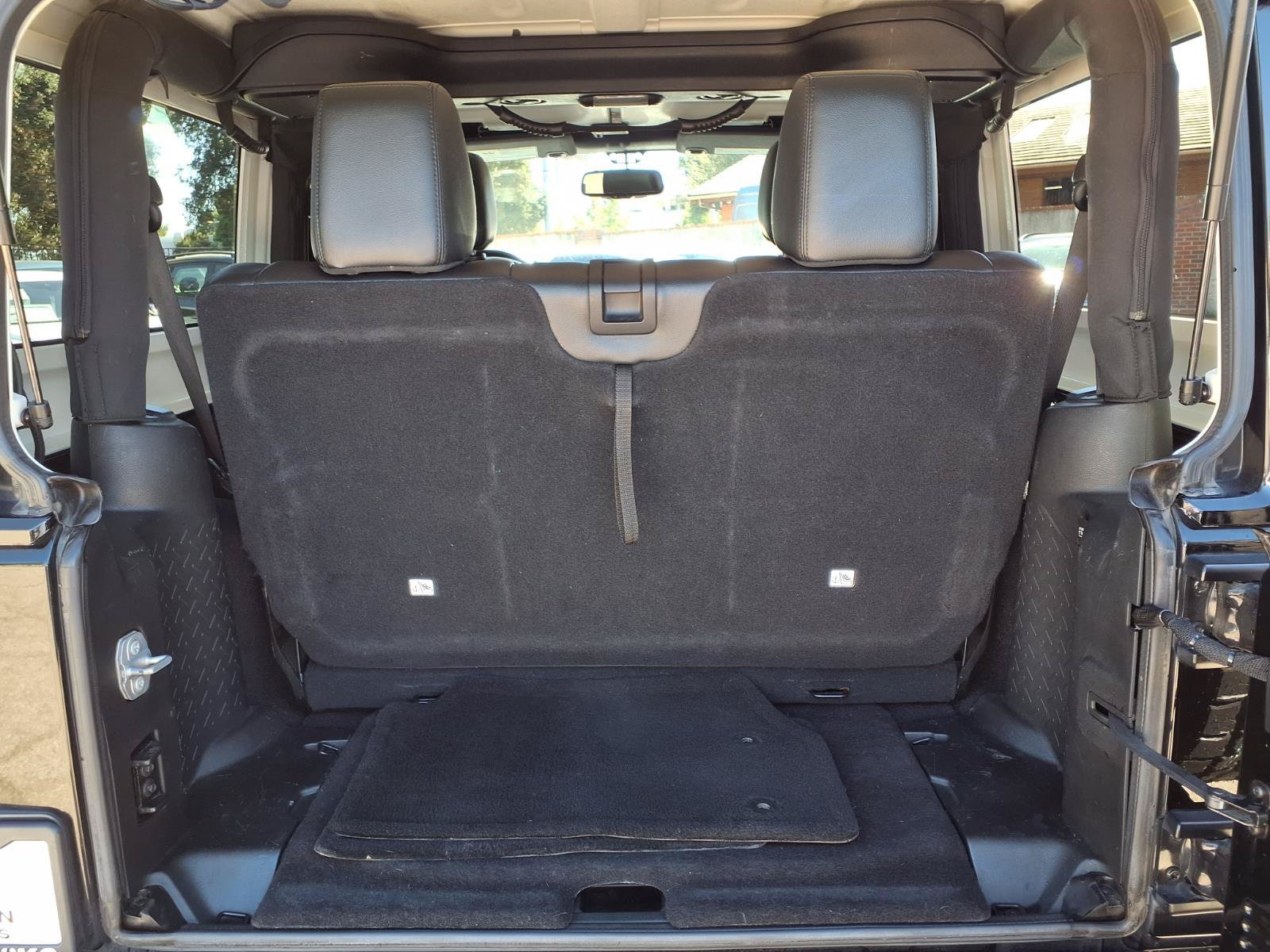 Used 2016 Jeep Wrangler Sahara AWD/4WD image 9