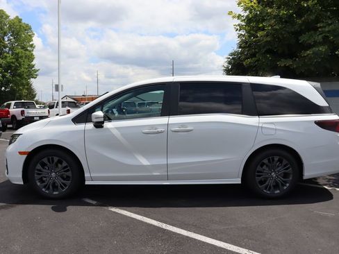 Used 2026 Honda Odyssey Touring image 2