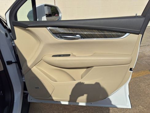 Used 2017 Cadillac XT5 FWD image 38