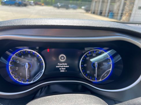 Used 2022 Chrysler Pacifica Touring-L FWD image 14