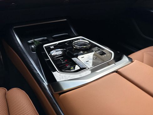 Used 2026 BMW 740i xDrive w/ Premium Package AWD/4WD image 9