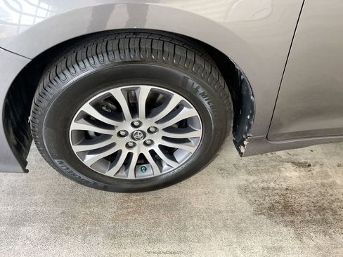 Used 2018 Toyota Sienna XLE w/ XLE Navigation Package image 10