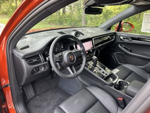 Certified 2025 Porsche Macan AWD/4WD image 4