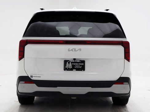 Used 2025 Kia Carnival EX FWD image 8