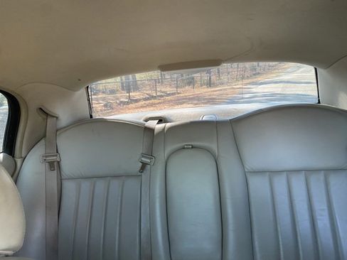 Used 2005 Lincoln Town Car Signature image 21